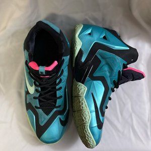 Nike Lebron 11 South Beach Boys Size 7 and Women's Size 8.5